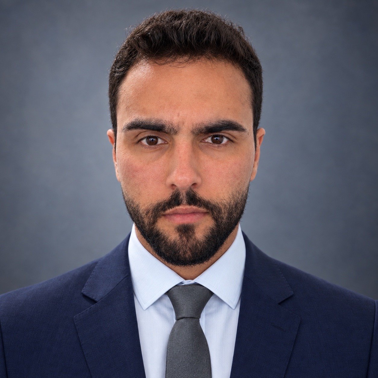 Gabriel Henrique de Deus Vieira Piio, advogado e fundador — retrato frontal com paletó azul-marinho.